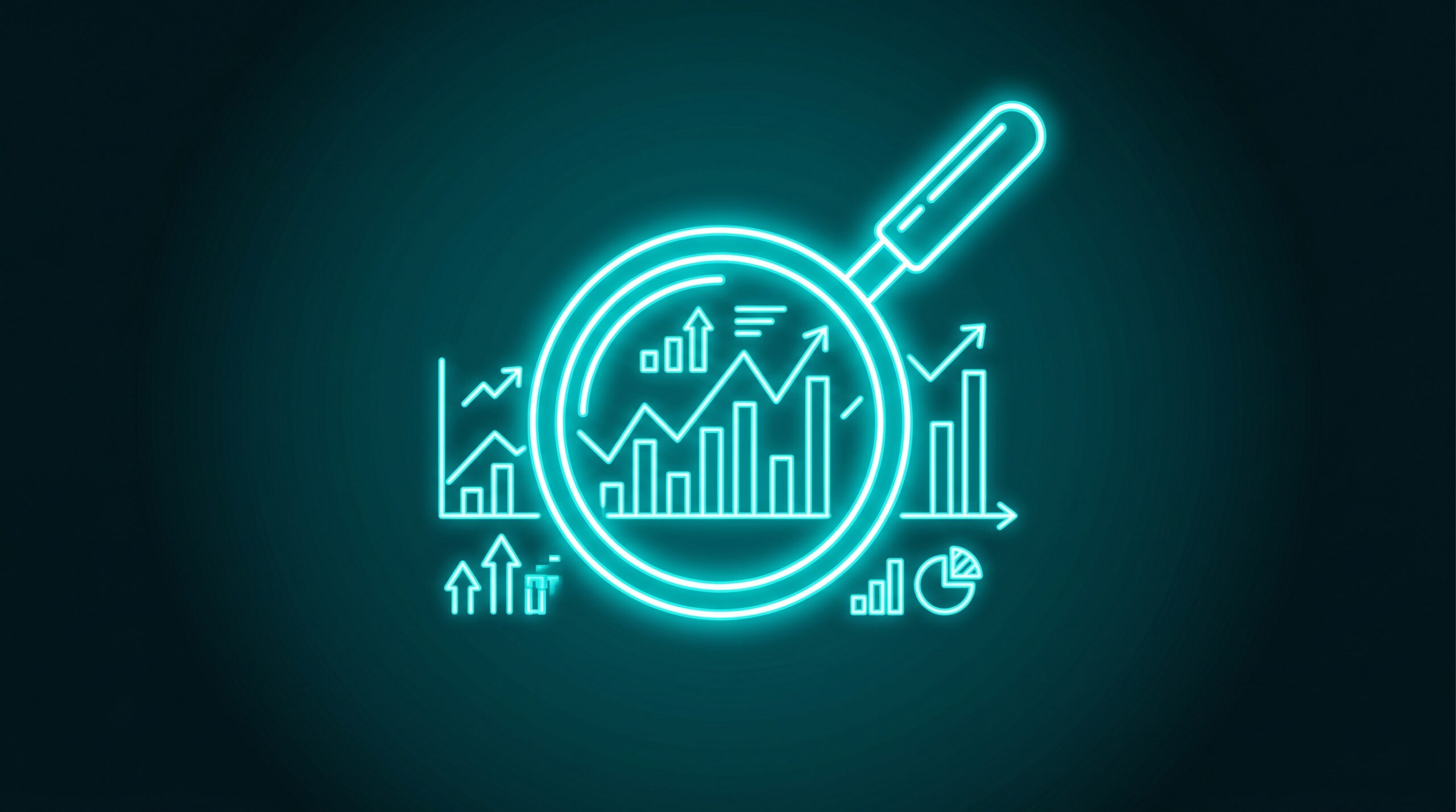 Lupă examinând grafice de performanță și metrici Core Web Vitals pentru optimizare SEO