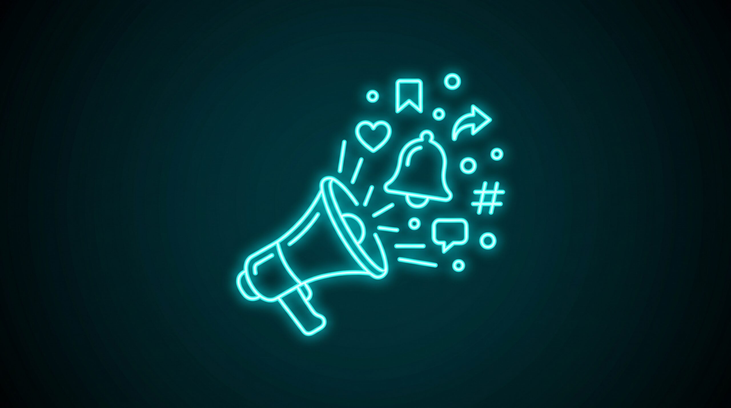 Ilustrație: megafon cu simboluri social media și notificări