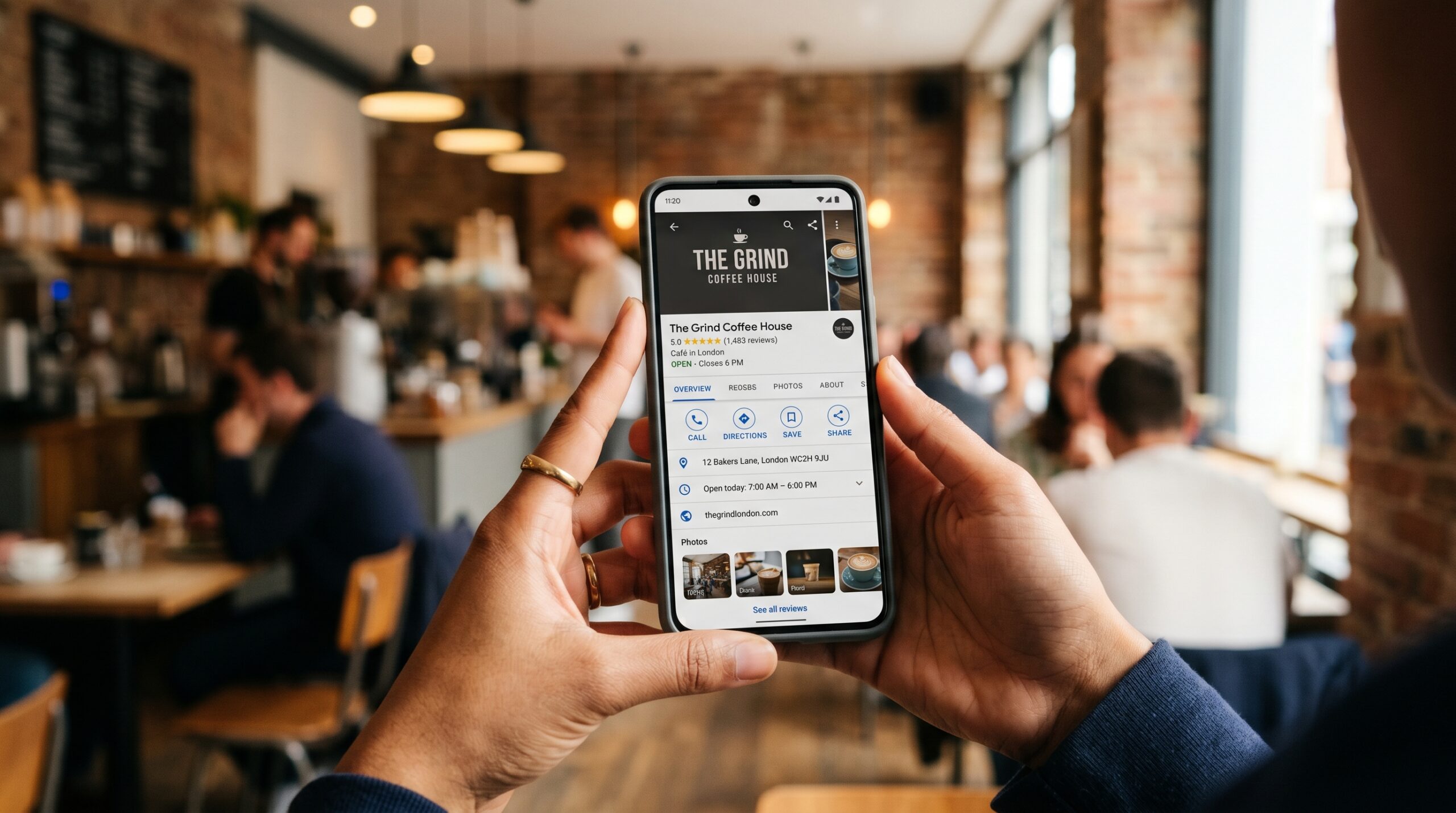 Smartphone zeigt Google Unternehmensprofil mit 5-Sterne-Bewertung und lokalem Business Listing