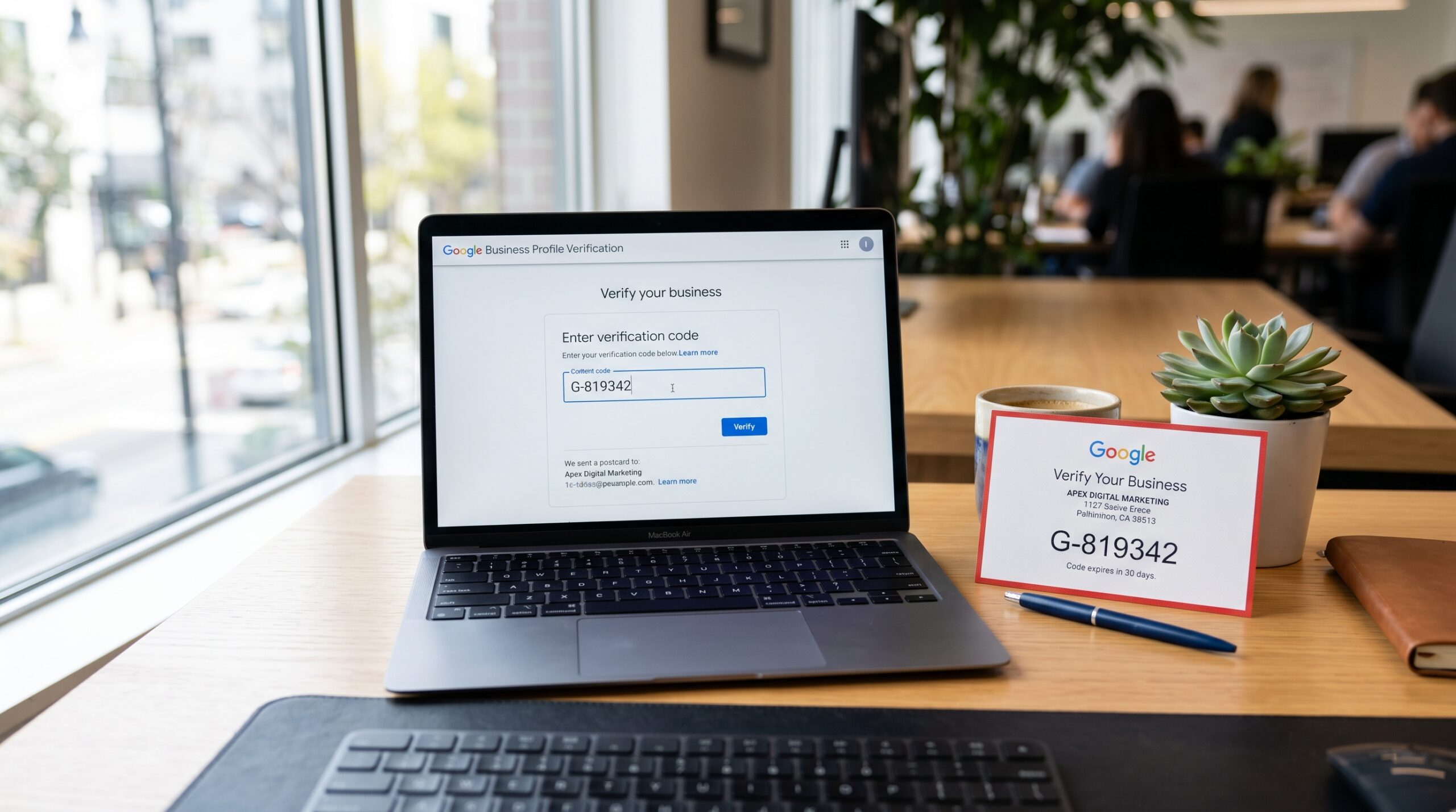 Laptop mit Google My Business Verifizierungsprozess und Postkarte mit Verifizierungscode