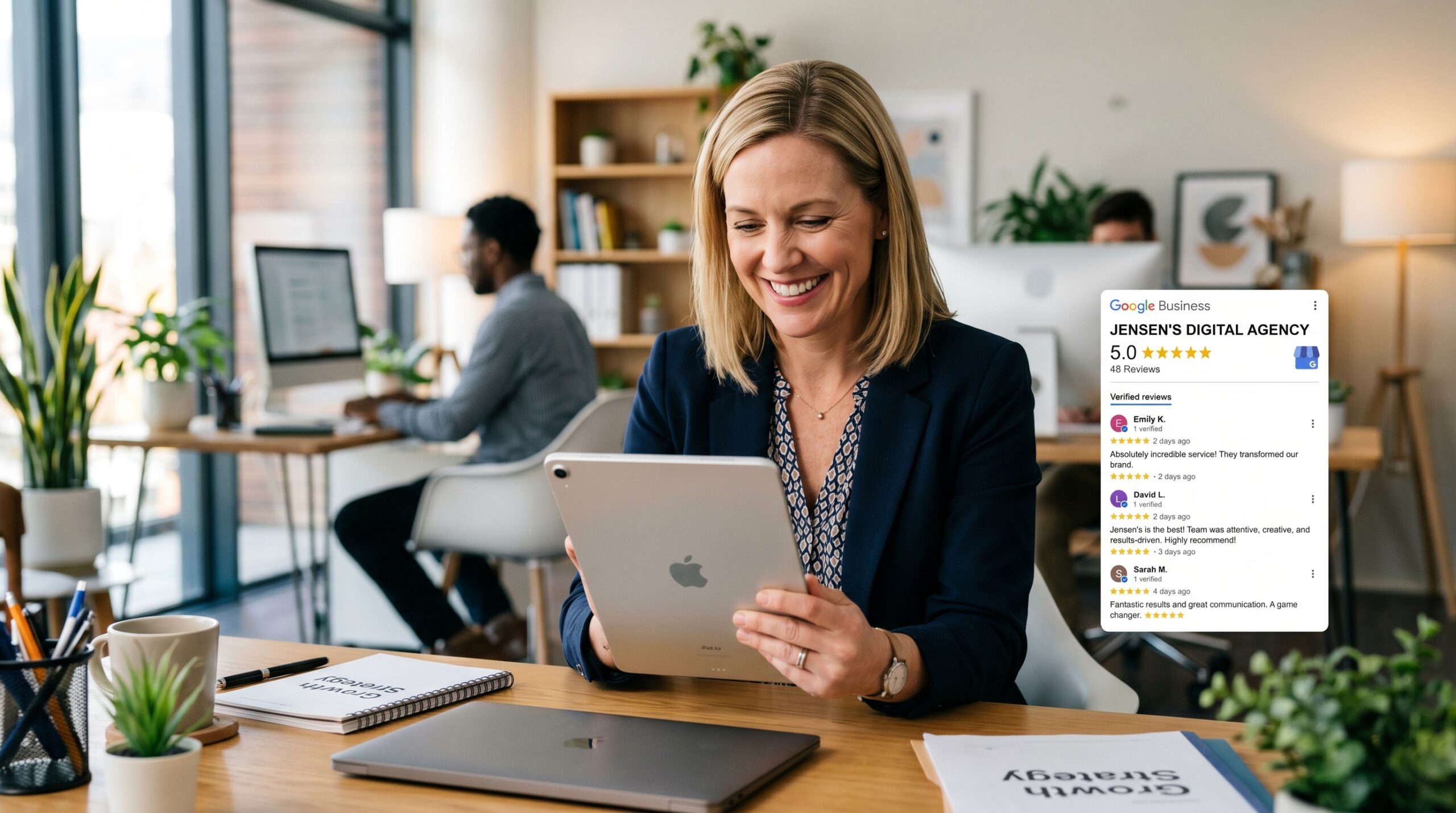 Tablet zeigt positive 5-Sterne Google Bewertungen mit Kundenfeedback