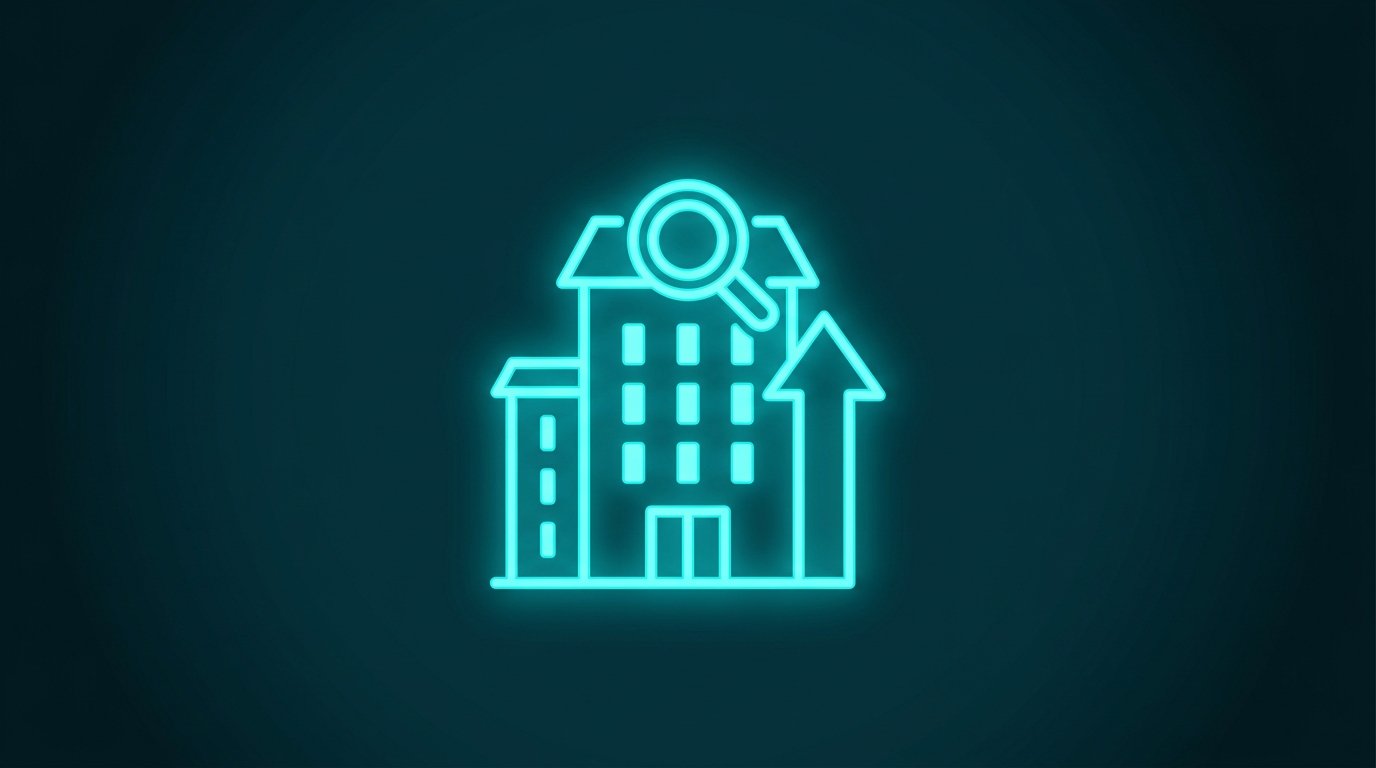 Ilustrație hotel cu lupă de căutare și săgeată de clasare în creștere - SEO pentru hotel